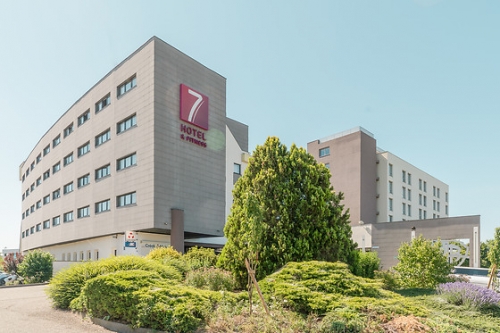 7 Hotel
